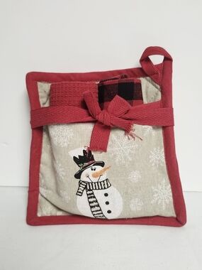 NWOT Holiday Snowman Pot Holder with Red Trim